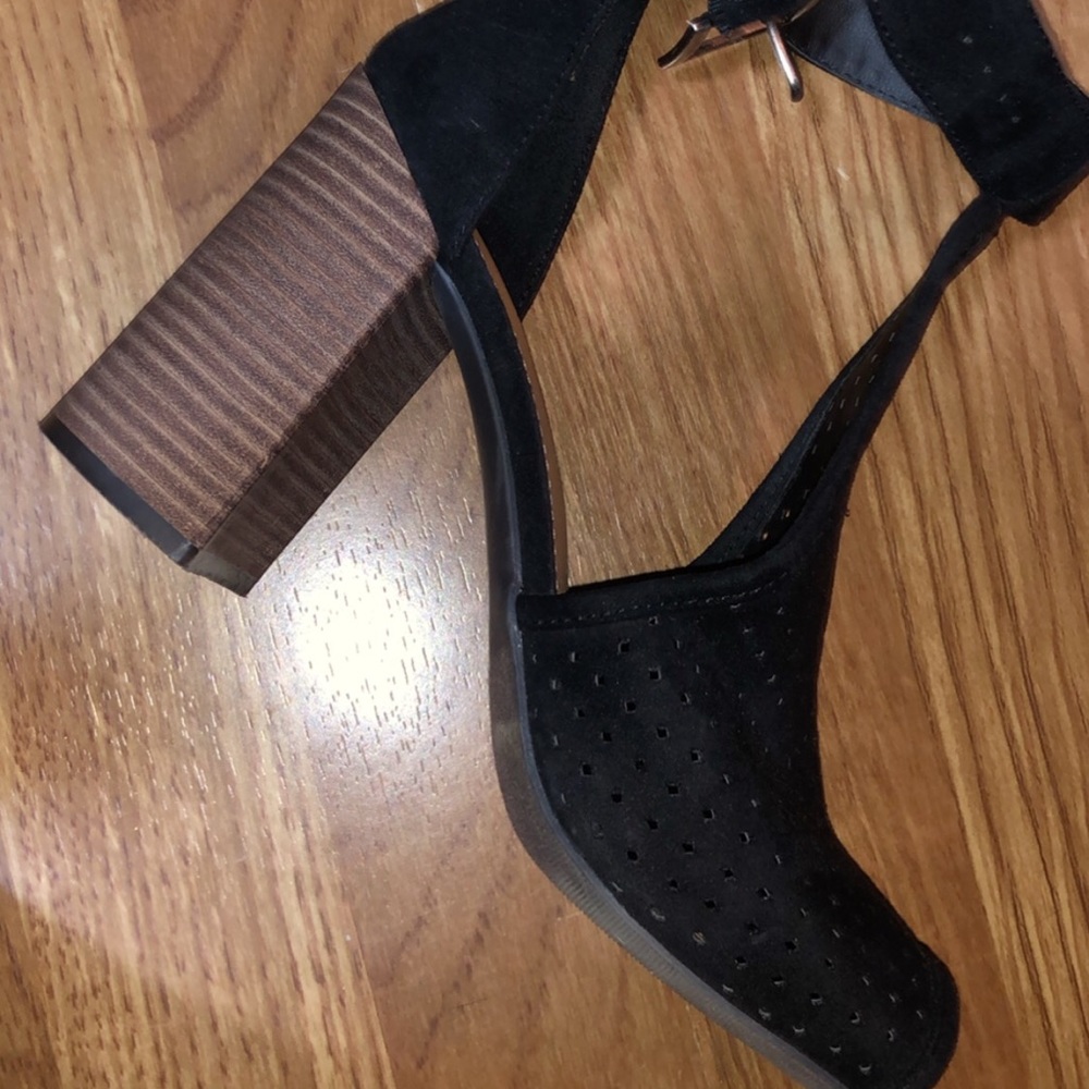 Heels - Picture 2 of 3